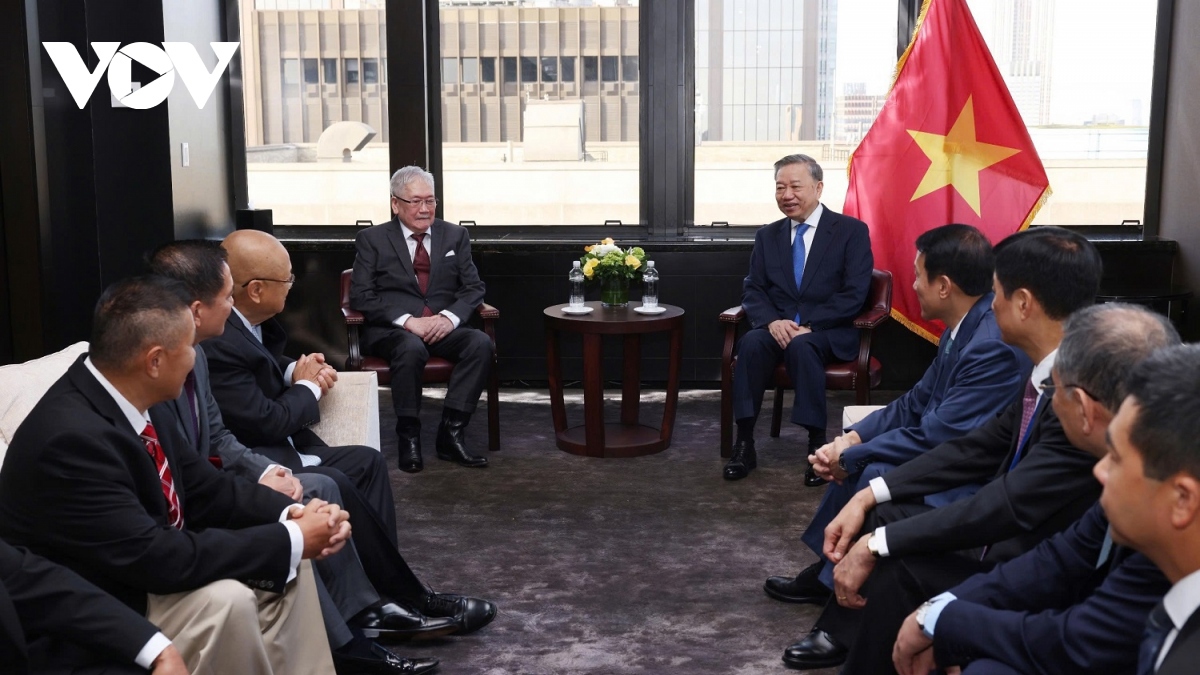 Party and State leader meets Vietnamese intellectuals in US